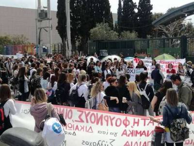 4 Απρίλη: Το Υπ. Παιδείας περικυκλώθηκε από εκατοντάδες αναπληρωτές (φωτορεπορτάζ)