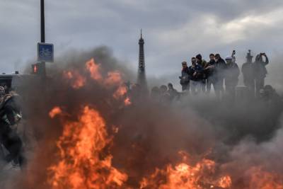 Γαλλία: Μια απομονωμένη κυβέρνηση και ένα κίνημα σε αναμονή