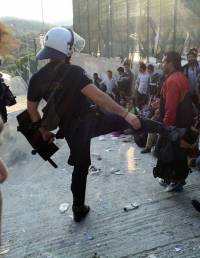 Αστυνομικοί στη Σάμο χτύπησαν, πέταξαν σε γκρεμό και πυροβόλησαν πρόσφυγες