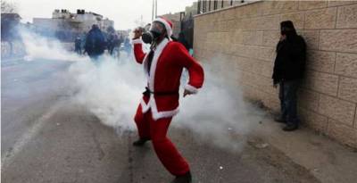 Χριστούγεννα στη Βηθλεέμ: Παλαιστίνιοι «αγιοβασίληδες» ενάντια στις Ισραηλινές δυνάμεις [Βίντεο και Φωτογραφίες]