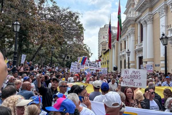 Βενεζουέλα: Εργαζόμενοι και συνδικάτα έσπασαν τον αστυνομικό κλοιό γύρω από την Εθνοσυνέλευση για να απαιτήσουν αυξήσεις μισθών
