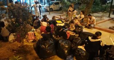 Αδιανόητο: Εγκατέλειψαν στον δρόμο τις οικογένειες προσφύγων από την κατάληψη που εκκενώθηκε σήμερα το πρωί