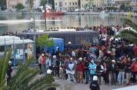 Επιθέσεις φασιστών σε πρόσφυγες στη Μυτιλήνη – Εκκενώθηκε η πλατεία Σαπφούς