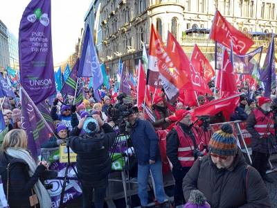 Ιστορική απεργία του δημόσιου τομέα στη Βόρεια Ιρλανδία,  καθώς αναδύεται μια κρίση στην τοπική αυτοδιοίκηση του Ηνωμένου Βασιλείου