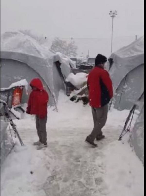 Ο Ακαμάτης του Χιονιά ή πώς ο Δήμαρχος της Αθήνας εγκαταλείπει στη παγωνιά άστεγους και πρόσφυγες-Ανταρσία στις γειτονιές της Αθήνας