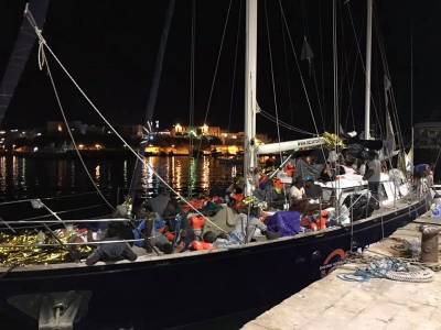 Κατάσχεση του ιστιοπλοϊκού σκάφους που διέσωσε 59 ναυαγούς πρόσφυγες.