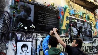 Όλες/οι την Δευτέρα 6 Δεκέμβρη στις 6 μ.μ. στα Προπύλαια! «Στις τράπεζες λεφτά, στη νεολαία σφαίρες – ήρθε η ώρα για τις δικές μας μέρες».