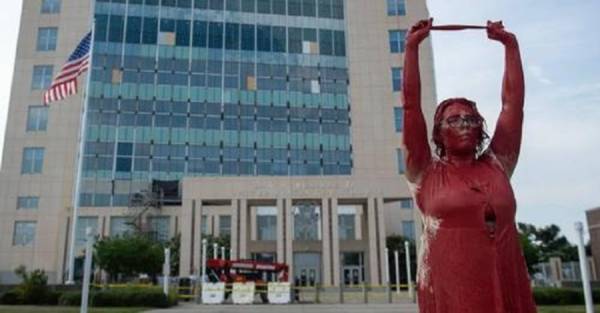 Σε θέσεις μάχης για τις αμβλώσεις: Ποιες Πολιτείες τις απαγορεύουν και τα αντίμετρα