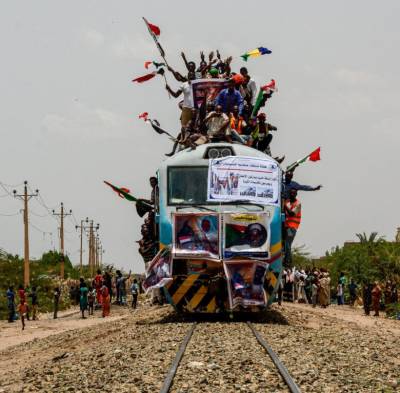 Στη νέα εξέγερση του Σουδάν, οι γυναίκες και η νεολαία δεν θα συμβιβαστούν με κάτι λιγότερο από την πλήρη πολιτική διακυβέρνηση