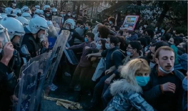 Μήνυμα αλληλεγγύης από τους φοιτητές του πανεπιστημίου του Βοσπόρου: Έξω η αστυνομία από τις σχολές!