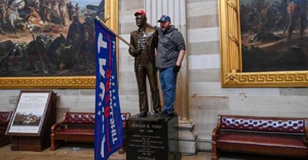 Για την επίθεση της ακροδεξιάς στο Καπιτόλιο. Ένας ανίκανος φασισμός παραμένει φασισμός;