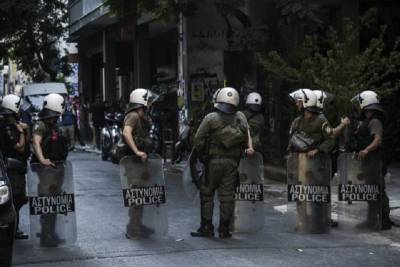 Βίαιη νυκτερινή μεταφορά προσφύγων από την πλ. Βικτωρίας στον Ελαιώνα και προσαγωγές αλληλέγγυων