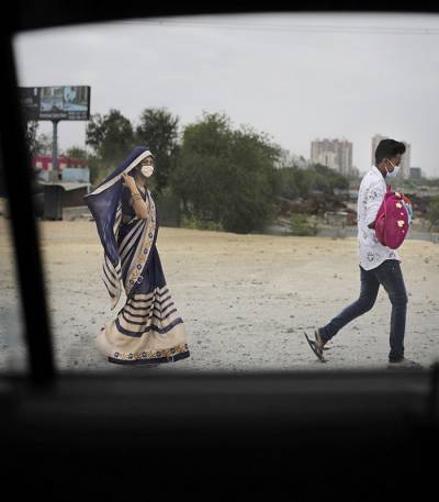 Αρουντάντι Ρόι: Η πανδημία είναι μια πύλη (Arundhati Roy:‘The pandemic is a portal’)