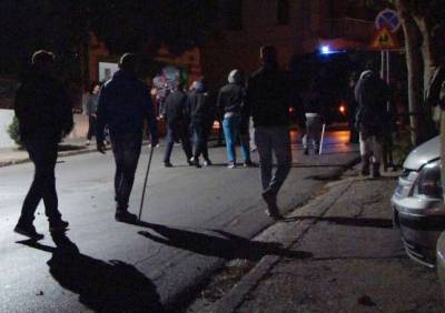 Επί δύο συνεχόμενες νύχτες οι φασίστες επιτίθενται με μολότοφ στο κέντρο κράτησης προσφύγων στη Χίο