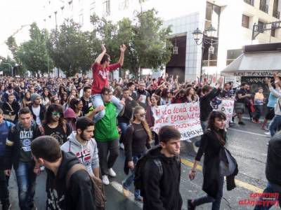 2/11/15: Φωτό από τη μαζική μαθητική διαδήλωση με τη συμμετοχή χιλιάδων μαθητών από σχολεία της Αθήνας.