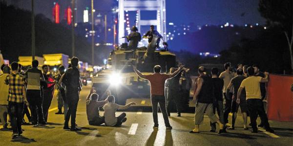 Η λάθος απάντηση (για την απόπειρα πραξικοπήματος στην Τουρκία)