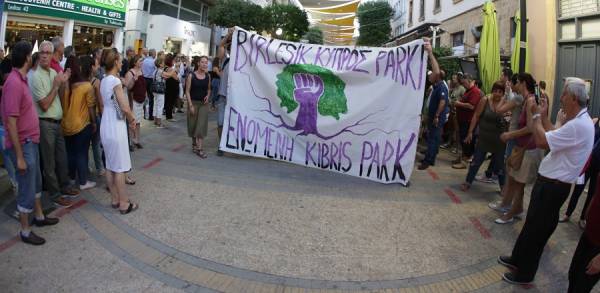 Τουρκοκύπριοι και Ελληνοκύπριοι διαδήλωσαν μαζί υπέρ της επανένωσης