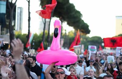 Τρεις μήνες μαζικών διαδηλώσεων. Σε ποιον ανήκει η Αλβανία; του Gerhard Klas