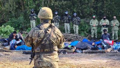 Η ανθρωπιστική κρίση στα σύνορα της ΕΕ αφήνει έξι νεκρούς από τους εγκλωβισμένους πρόσφυγες