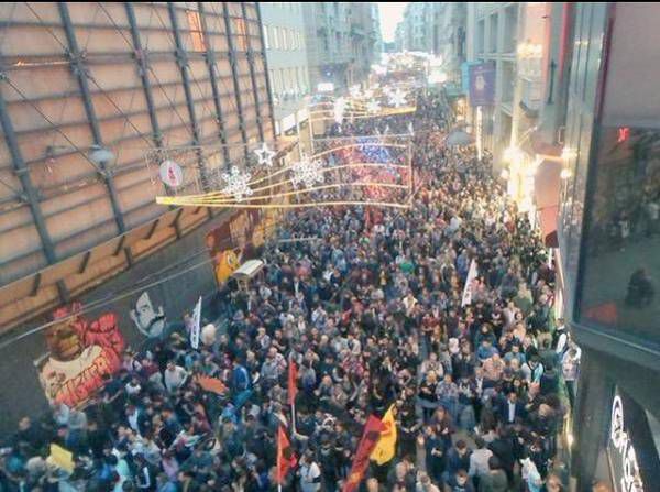 Μεγάλη διαδήλωση στην Ισταμπούλ - απάντηση των συνδικάτων και της αριστεράς στην ακροδεξιά δολοφονική επίθεση