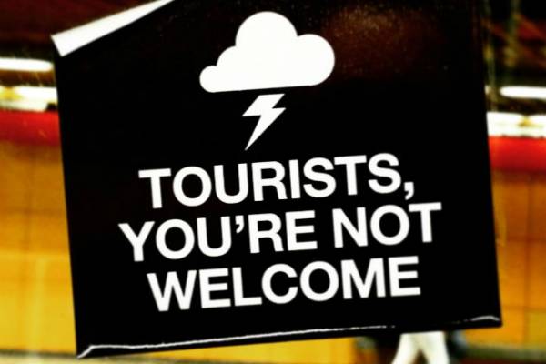 «Tourists Go Home / Refugees Welcome» από τους Καταλανούς και τους Βάσκους