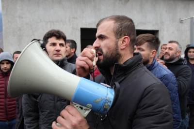 Πάντα στο πλευρό του Έλτον Ντεμπρέσι και των Αλβανών μεταλλωρύχων