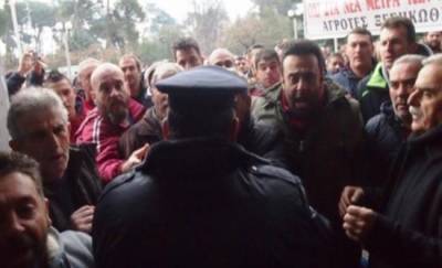 Χημικά και ξύλο μεταξύ αγροτών και αστυνομίας στην Κομοτηνή