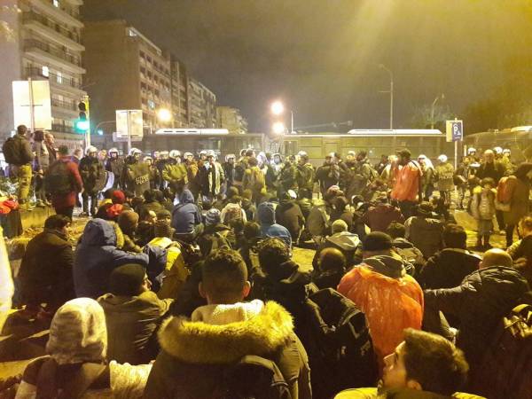 Θεσσαλονίκη: Η αστυνομία «έκοψε» την πορεία προσφύγων που στόχο είχαν να φτάσουν στα σύνορα