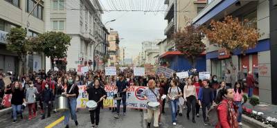 Βόλος: Χιλιάδες μαθητές στο δρόμο κατά της καύσης σκουπιδιών- Με κεντρικό σύνθημα «Όχι στην καύση σκουπιδιών»