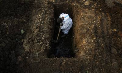 Η Arundhati Roy για την καταστροφή Covid στην Ινδία: "Γινόμαστε μάρτυρες ενός εγκλήματος κατά της ανθρωπότητας"