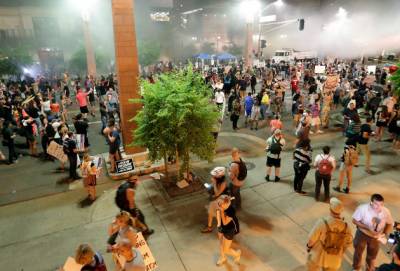 Επίθεση αστυνομικών σε διαδήλωση κατά του Τραμπ