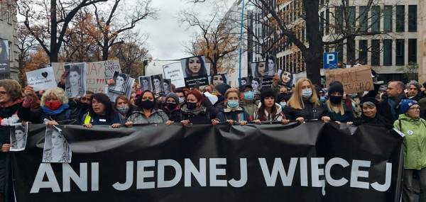 «Ούτε μία λιγότερη!» - μαζικές διαδηλώσεις στην Πολωνία