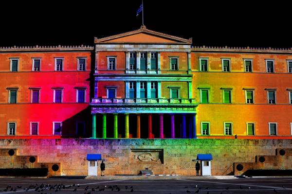 Ψηφίστηκε το Σύμφωνο Συμβίωσης-φωτογραφίες από την κινητοποίηση στο Σύνταγμα.