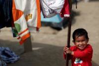 H ελληνική αστυνομία συνέλαβε προσφυγάκια, επειδή το θεατρικό στο οποίο συμμετείχαν απαιτούσε να κρατούν πλαστικά όπλα