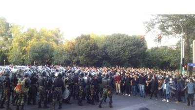 Πολύνεκρες διαδηλώσεις και απεργίες στο Ιράν για τον βάναυσο θάνατο της Μάχσα Αμινί μέσα σε αστυνομικό τμήμα