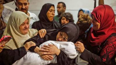 Στον πόλεμο του Ισραήλ κατά της Γάζας, τα σώματα των Παλαιστίνιων γυναικών είναι πεδία μάχης