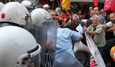Η ΑΝΤΑΡΣΥΑ καταγγέλει την επίθεση των ΜΑΤ, με δακρυγόνα και χημικά, στη συγκέντρωση διαμαρτυρίας της ΛΑΕ για την επίσκεψη Μακρόν.