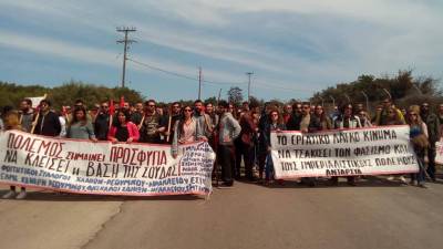 2/4: Παγκρήτιο αντιπολεμικό - αντιβασικό συλλαλητήριο στην αμερικανική στρατιωτική βάση στη Σούδα (φωτορεπορτάζ)