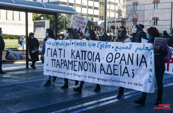 Τα σχολεία άνοιξαν, αλλά κάποια θρανία παραμένουν άδεια…Πρωτοβουλία εκπαιδευτικών για το δικαίωμα των παιδιών προσφύγων και μεταναστών στο σχολείο.