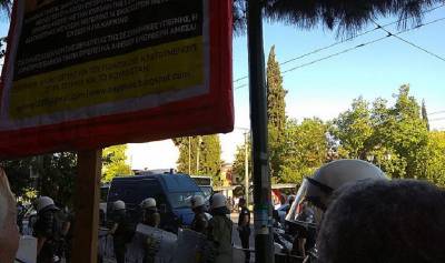 Στον εισαγγελέα 6 αγωνιστές από την Τουρκία. Δύο αλυσοδέθηκαν έξω από την πρεσβεία της Γερμανίας