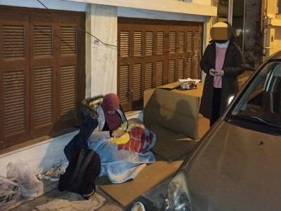 Καθηγήτρια νοίκιασε υπόγειο διαμέρισμα σε πρόσφυγες, τους πήρε τα χρήματα και τους πέταξε έξω