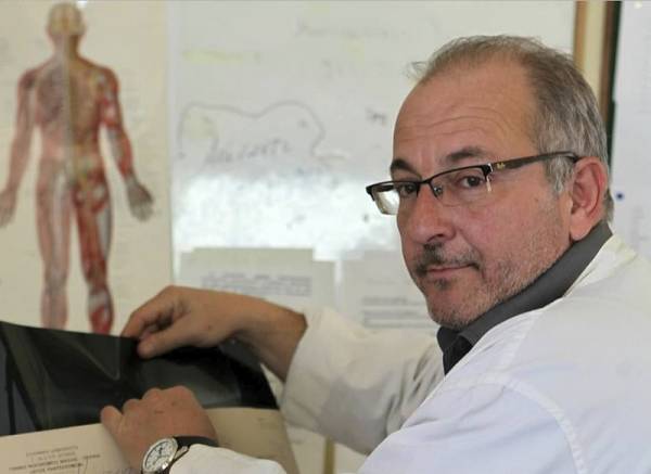 Π. Παπανικολάου: «Όλοι αυτοί λένε αλήθεια και οι χιλιάδες υγειονομικοί της δημόσιας περίθαλψης λένε ψέματα;»