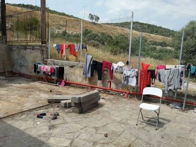 Άθλια η κατάσταση στα στρατόπεδα προσφύγων Οινοφύτων και Ελευσίνας. Οι πρόσφυγες ζητάνε αλληλεγγύη