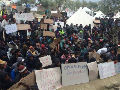Εισβολή της αστυνομίας σε camp διαμονής μεταναστών στη Λέσβο