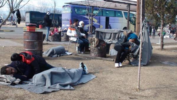 Ειδομένη: Εγκαταλελειμμένοι πρόσφυγες σε ένα βενζινάδικο