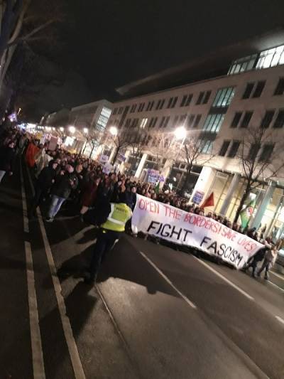 Μαζικές διαδηλώσεις στο Βερολίνο και σε 30 πόλεις της Γερμανίας «Ανοίξτε τα σύνορα, σώστε ζωές, πολεμήστε το φασισμό»