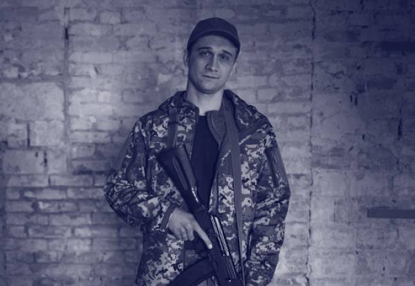 "Μην υπερεκτιμάτε την επιρροή της ρωσικής προπαγάνδας" Ο Ουκρανός σοσιαλιστής Taras Bilous υπηρετεί στο στρατό - και από εκεί πολεμά τα στερεότυπα της δυτικής αριστεράς για την Ουκρανία (και τη Ρωσία).