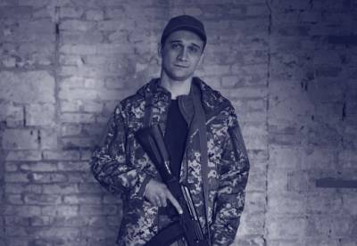 "Μην υπερεκτιμάτε την επιρροή της ρωσικής προπαγάνδας" Ο Ουκρανός σοσιαλιστής Taras Bilous υπηρετεί στο στρατό - και από εκεί πολεμά τα στερεότυπα της δυτικής αριστεράς για την Ουκρανία (και τη Ρωσία).