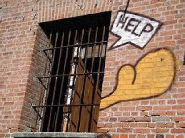 Καταγγελία: ΦΥΛΑΚΕΣ ΕΛΕΩΝΑ ΘΗΒΑΣ: αντί για αποσυμφόρηση, δολοφονική ολιγωρία και άγρια καταστολή