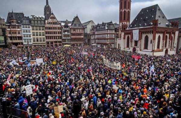 Μαζικές κινητοποιήσεις κατά του ακροδεξιού κόμματος AfD στη Γερμανία